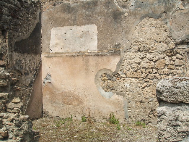 IX.8.c Pompeii. May 2005. Looking north into exedra. The small stairs are at the rear of this north wall.