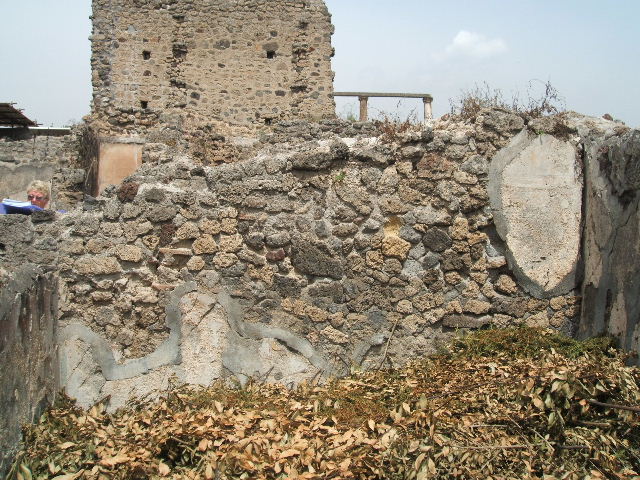 IX.8.c Pompeii. May 2005. Triclinium on east side of Peristyle. Looking east.