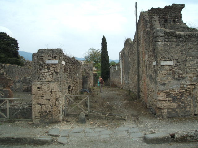 IX.9.1 Pompeii. May 2005. Entrance, looking south from Via di Nola.