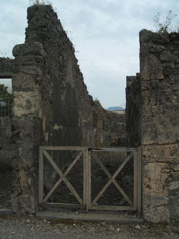 IX.9.2 Pompeii.  March 2009.  Looking north from rear, towards thermopolium at IX.9.1 and entrance passageway (on right).