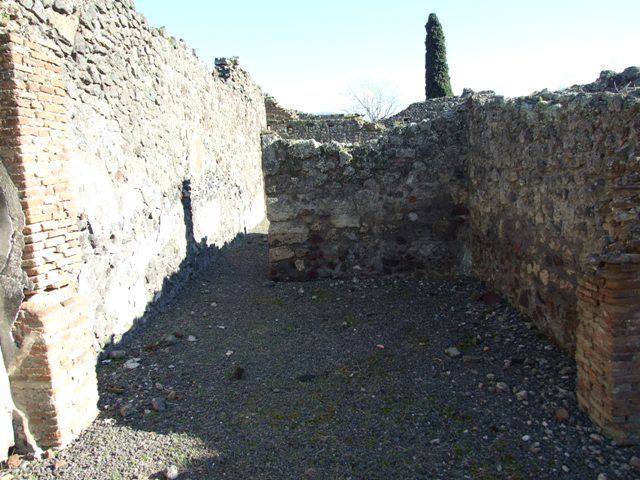 IX.9.2 Pompeii.  March 2009.  Looking north from Tablinum to stairs to upper floor, with 3 arched recesses underneath.