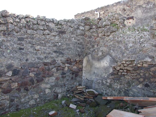 IX.9.2 Pompeii.  March 2009.  Middle recess under stairs.