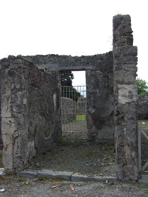 IX.9.3 Pompeii. May 2006. Entrance to shop, looking south to door in rear wall linking to atrium of IX.9.4.