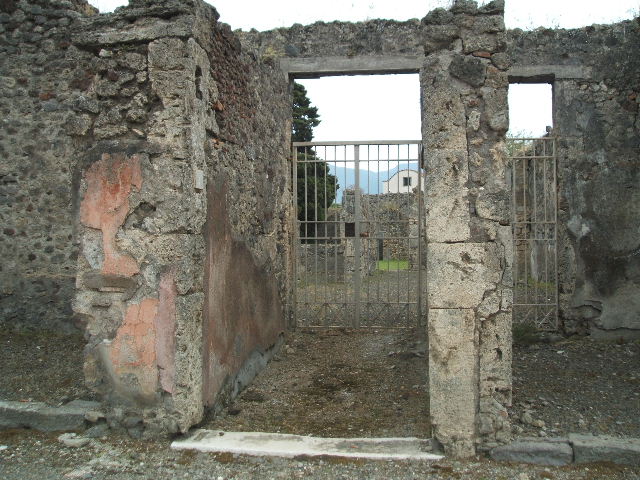 IX.9.4 Pompeii. May 2006. Looking south across atrium with doorway to garden in centre, at rear of tablinum.


