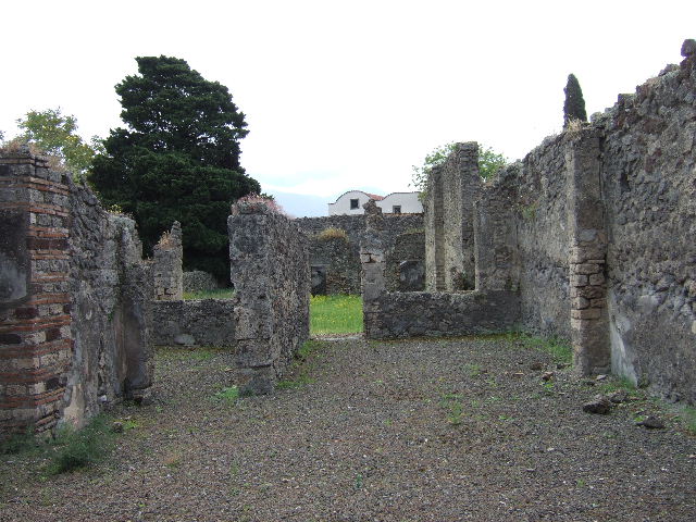 IX.9.4 Pompeii. May 2006. South-east corner of atrium, with south wall of ala, on left. Doorway to triclinium with window onto the garden is in the centre, and doorway to the garden is on the right.

