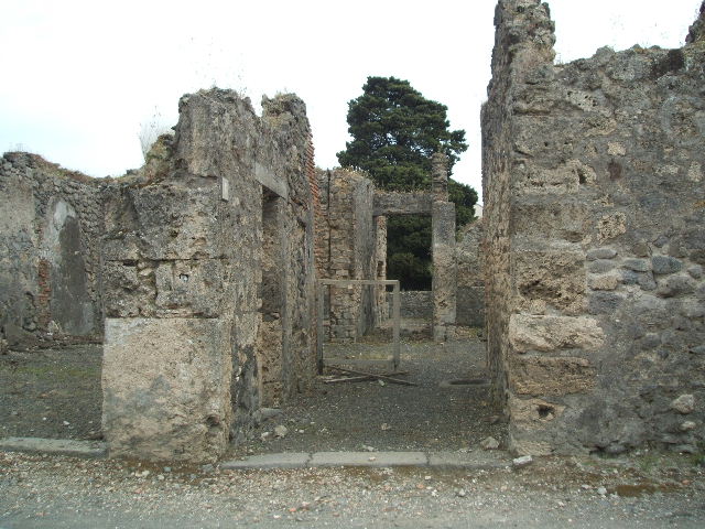 IX.9.6 Pompeii. May 2006. Doorway to cubiculum in north-west corner of atrium.
