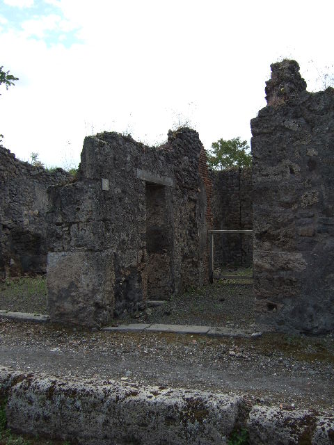 IX.9.6 Pompeii. May 2006. Looking south to doorway to tablinum, in south-west corner of atrium.