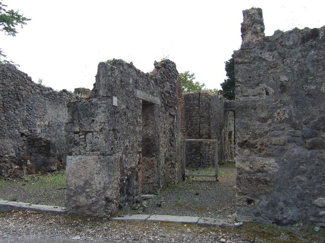 IX.9.6 Pompeii. May 2006. Doorway, looking south into tablinum, with window to rear.