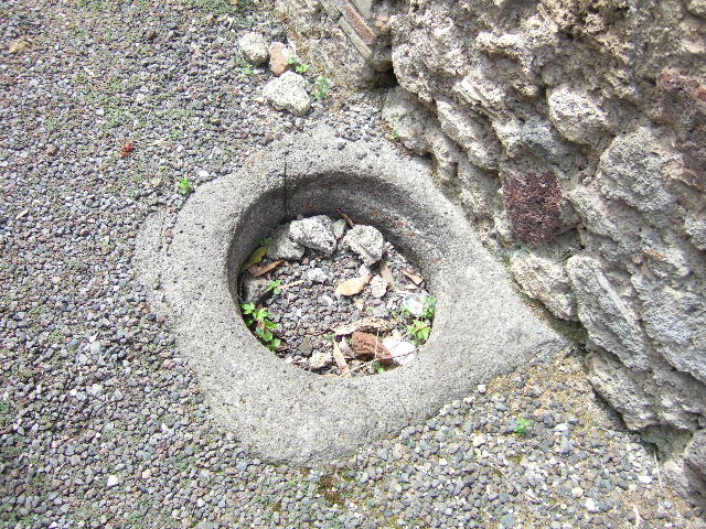 IX.9.6 Pompeii. May 2006. Cistern mouth in corridor leading to rear.