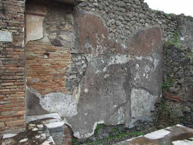 IX.9.8 Pompeii. May 2006. Niche in unnamed vicolo around corner, outside IX.9.8 on east side.