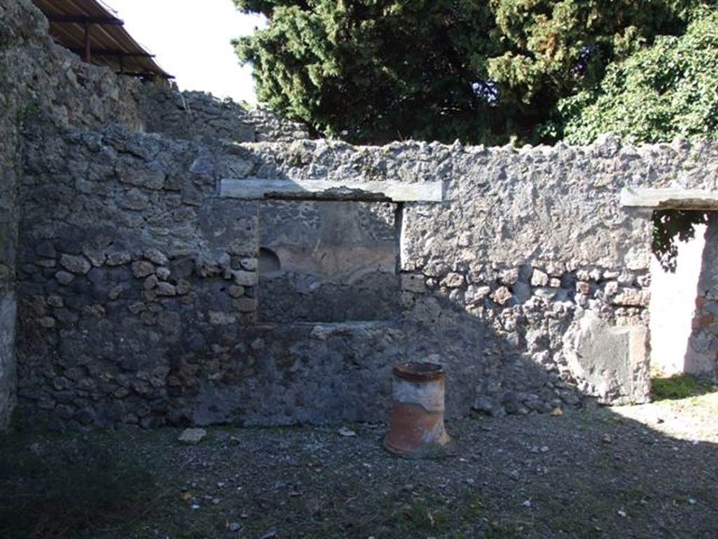 IX.9.11 Pompeii. March 2009. Room 6. Garden area, looking north to window and doorway to Triclinium.