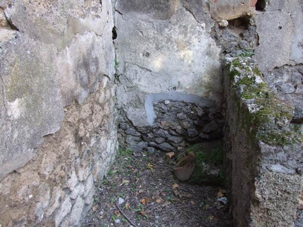 IX.9.11 Pompeii. March 2009. Room 3, recess in south-east corner, and south wall of cubiculum.