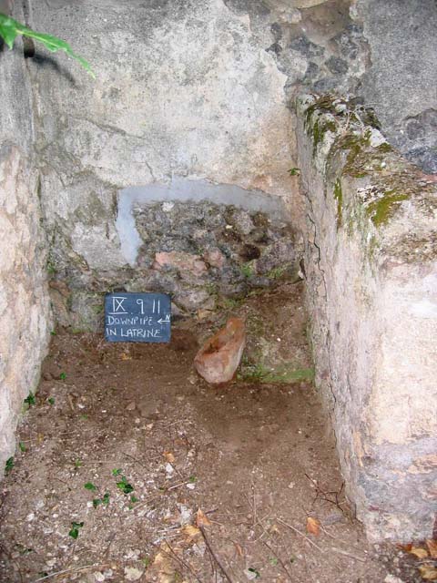 IX.9.11 Pompeii.  March 2009.  Room 3.  Cubiculum.  Recess.