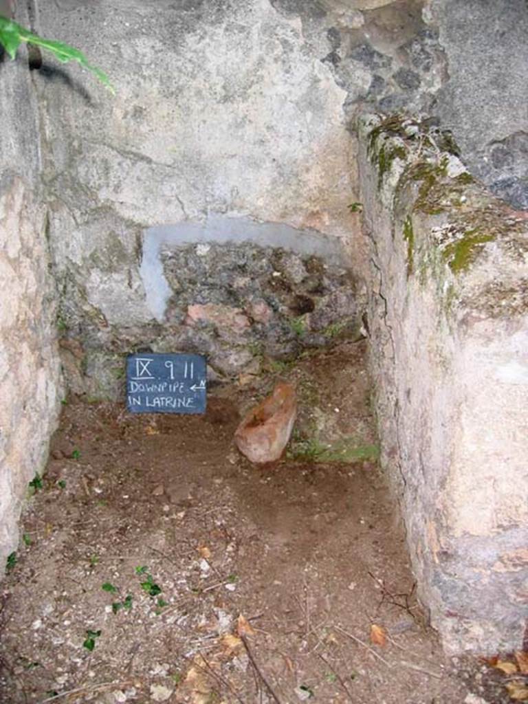 IX.9.11 Pompeii.  March 2009.  Atrium.  Wall between Room 3 and room 4.