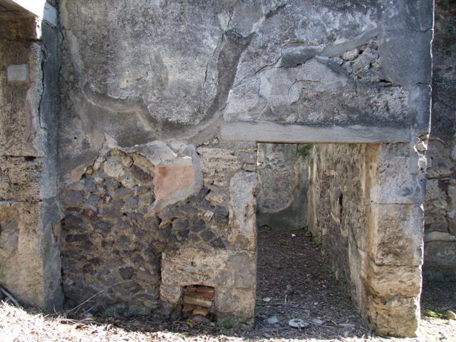 IX.9.11 Pompeii.  March 2009.  Room 4. Tablinum with window to garden in west wall.
