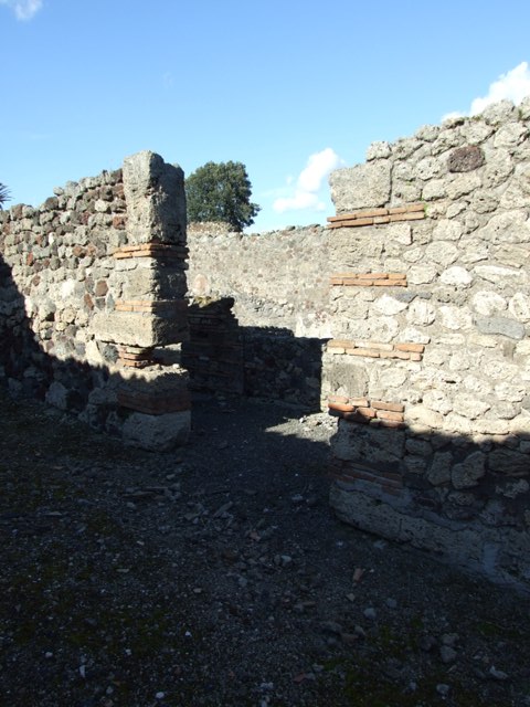 IX.9.a Pompeii. May 2005. Entrance doorway, looking east across peristyle area.