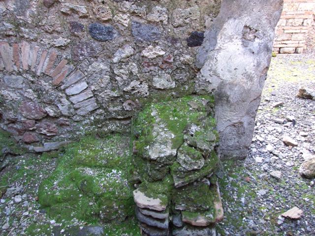 IX.9.a Pompeii.  March 2009.  Doorway to Cubiculum in south east corner, with window overlooking garden.