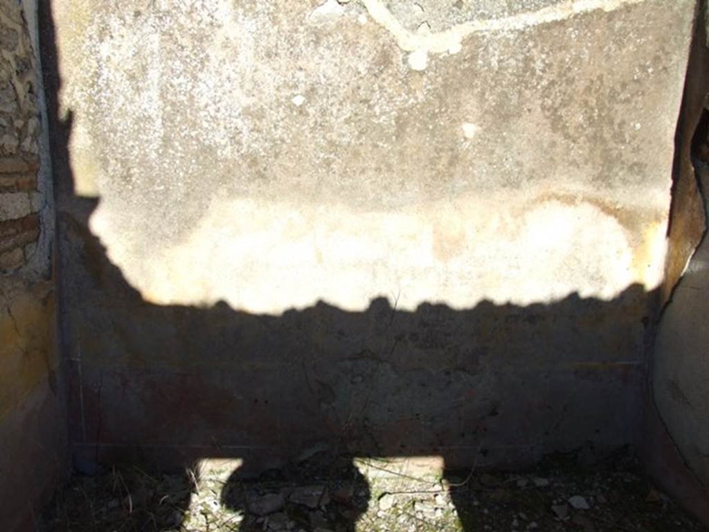 IX.9.a Pompeii. March 2009. East wall of cubiculum �i�, with remains of red dado and yellow walls.  