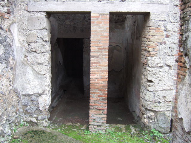 IX.9.c Pompeii. December 2005. West wall of triclinium on west side of peristyle, with architectural wall paintings.