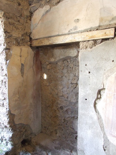 IX.9.c Pompeii. March 2009. South wall of Triclinium. Architectural painting with figures.