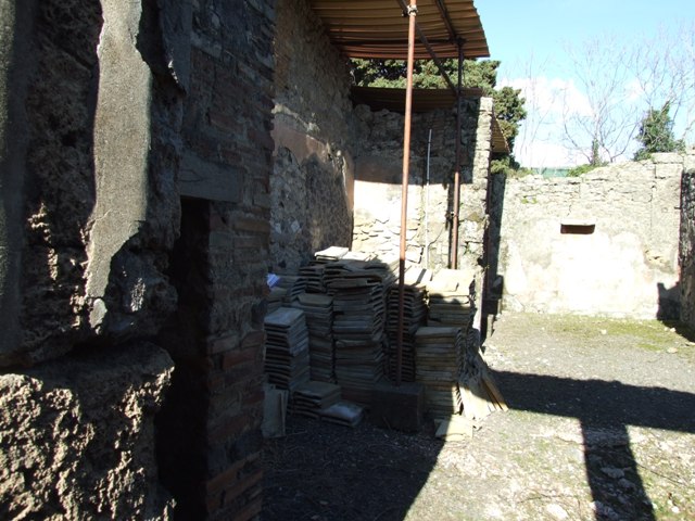 IX.9.d Pompeii. March 2009. Room 3, north-west corner of triclinium