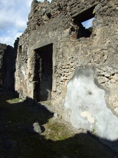 IX.9.e Pompeii.  March 2009.  Entrance with niche on north side.