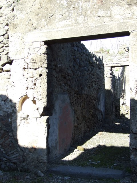 IX.9.e Pompeii. March 2009. North side of entrance doorway, with niche. According to Della Corte, an electoral programme was found here, between the entrances of IX.9.d and e, for another local candidate Ti. Claudio Vero. It was yet another notice written by Aemilius Celer –
Scr(ipsit) Aemilius Celer    [CIL IV 3820]
See Della Corte, M., 1965.  Case ed Abitanti di Pompei. Napoli: Fausto Fiorentino. (p.167)
According to Epigraphik-Datenbank Clauss/Slaby (See www.manfredclauss.de), it read –
Ti(berium)  Claudium 
/ Verum 
scr(ibsit) 
Aemilius  Celer 
[d(uum)v(irum)]  i(ure)  d(icundo)  o(ramus)  v(os)  f(aciatis)  vicini  Himer[        [CIL IV 3820]
According to Cooley, a translation of graffito CIL IV 3820, was -
Neighbours beg you to elect Tiberius Claudius Verus (duumvir) with judicial power. Aemilius Celer wrote this.   [CIL IV 3820]
See Cooley, A. and M.G.L., 2004. Pompeii : A Sourcebook. London : Routledge. (p.126) 
