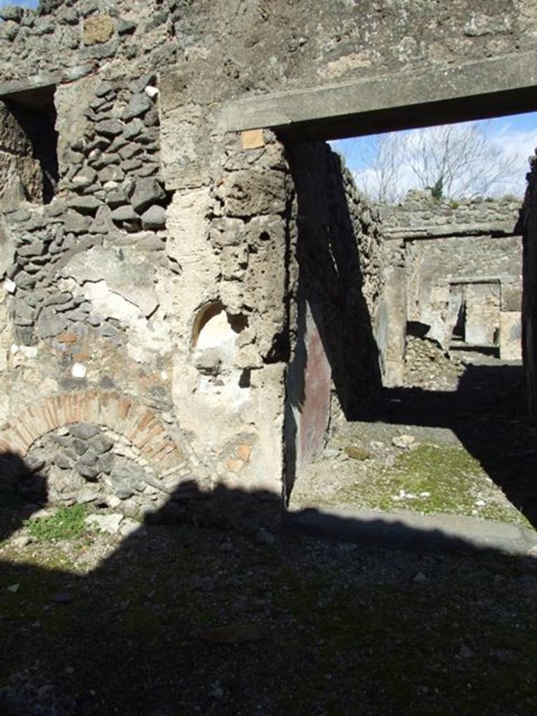 IX.9.e Pompeii. March 2009. North side of entrance doorway, with niche. According to Della Corte, an electoral programme was found here, between the entrances of IX.9.d and e, for another local candidate Ti. Claudio Vero. It was yet another notice written by Aemilius Celer �
Scr(ipsit) Aemilius Celer    [CIL IV 3820]
See Della Corte, M., 1965.  Case ed Abitanti di Pompei. Napoli: Fausto Fiorentino. (p.167)
According to Epigraphik-Datenbank Clauss/Slaby (See www.manfredclauss.de), it read �
Ti(berium)  Claudium 
/ Verum 
scr(ibsit) 
Aemilius  Celer 
[d(uum)v(irum)]  i(ure)  d(icundo)  o(ramus)  v(os)  f(aciatis)  vicini  Himer[        [CIL IV 3820]
According to Cooley, a translation of graffito CIL IV 3820, was -
Neighbours beg you to elect Tiberius Claudius Verus (duumvir) with judicial power. Aemilius Celer wrote this.   [CIL IV 3820]
See Cooley, A. and M.G.L., 2004. Pompeii : A Sourcebook. London : Routledge. (p.126) 
