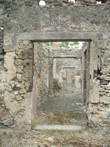 IX.9.e Pompeii.  March 2009.  Room 17, Small Atrium.  Square niche in south wall.