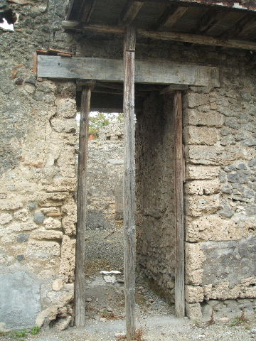 IX.9.f Pompeii.  March 2009.  Floor in entrance passage.   Looking east.