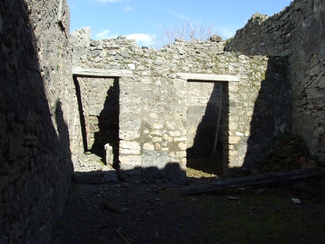 IX.9.f Pompeii.  March 2009. Tablinum (or Triclinium?).  North wall, with window to small room.