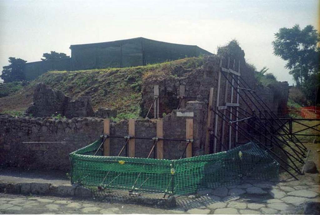 IX.10.1 Pompeii. July 2011.
Front wall and bread making room 4 on Via di Nola and side wall on unnamed vicolo between IX.10 and IX.9. Photo courtesy of Rick Bauer.