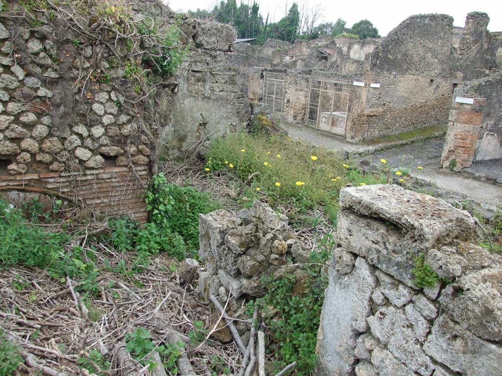 IX.10.1 Pompeii. May 2010. Bakery room 7, looking north-west from near the oven 7a.
Looking towards the Via di Nola across the remains of bread making room 4 on the west side of the entrance.