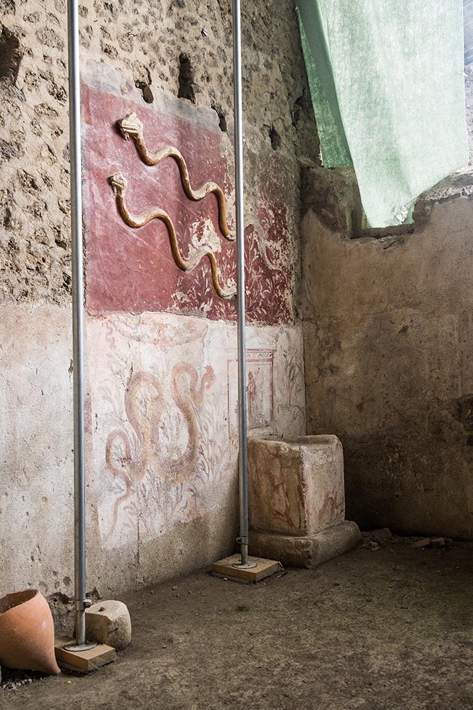 IX.10.1, Pompeii. July 2024.
Room 12, altar and lararium at west end of south wall. Photo courtesy of Johannes Eber.