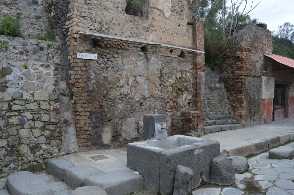 IX.11.1 Pompeii. March 2018. Looking north-east towards fountain with street shrine and altar, at the rear.
Foto Taylor Lauritsen, ERC Grant 681269 D�COR.
