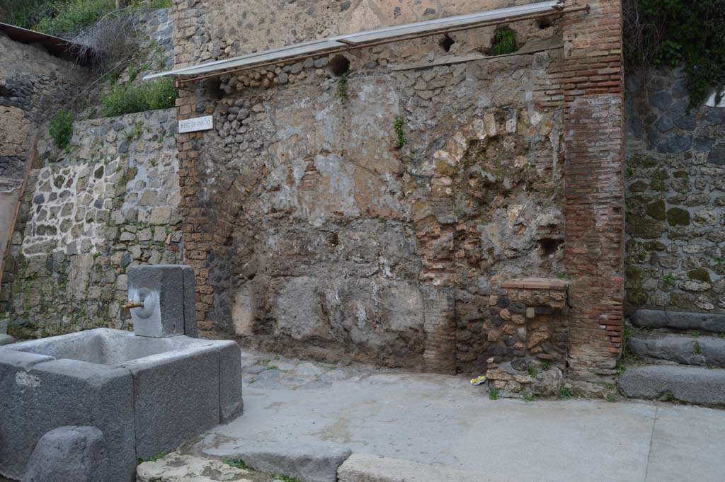 IX.11.1 Pompeii. March 2018. Looking north-west on Via dell�Abbondanza towards fountain with street shrine and altar, at the rear.
Foto Taylor Lauritsen, ERC Grant 681269 D�COR.
