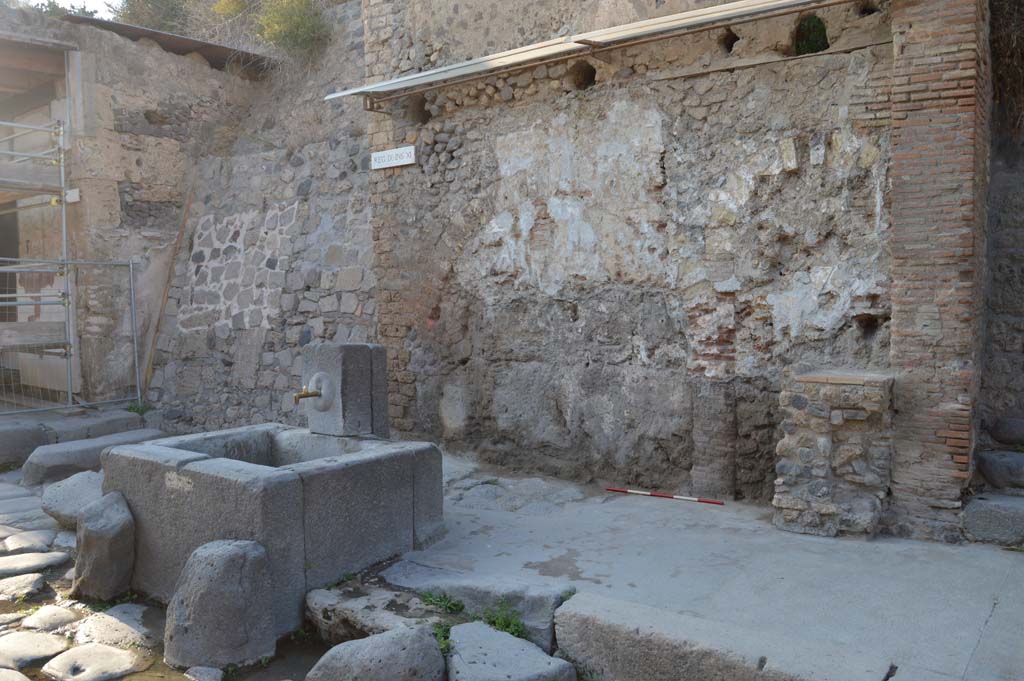 IX.11.1 Pompeii. October 2017. Looking north-west on Via dell�Abbondanza towards fountain with street shrine and altar, at the rear.
Foto Taylor Lauritsen, ERC Grant 681269 D�COR.
