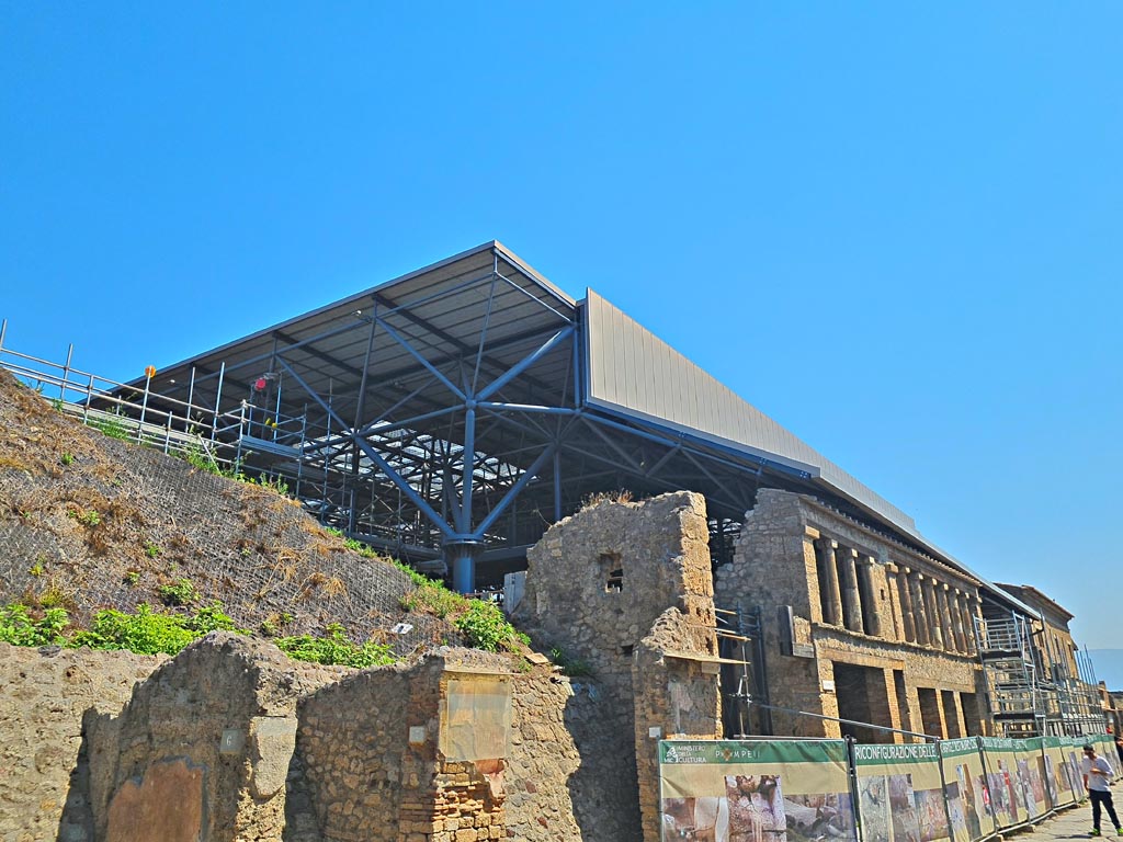 Via dell’Abbondanza, Pompeii. June 2024.
Looking east along north side with IX.11.6/7/8 on left, IX.12, on right. Photo courtesy of Giuseppe Ciaramella.