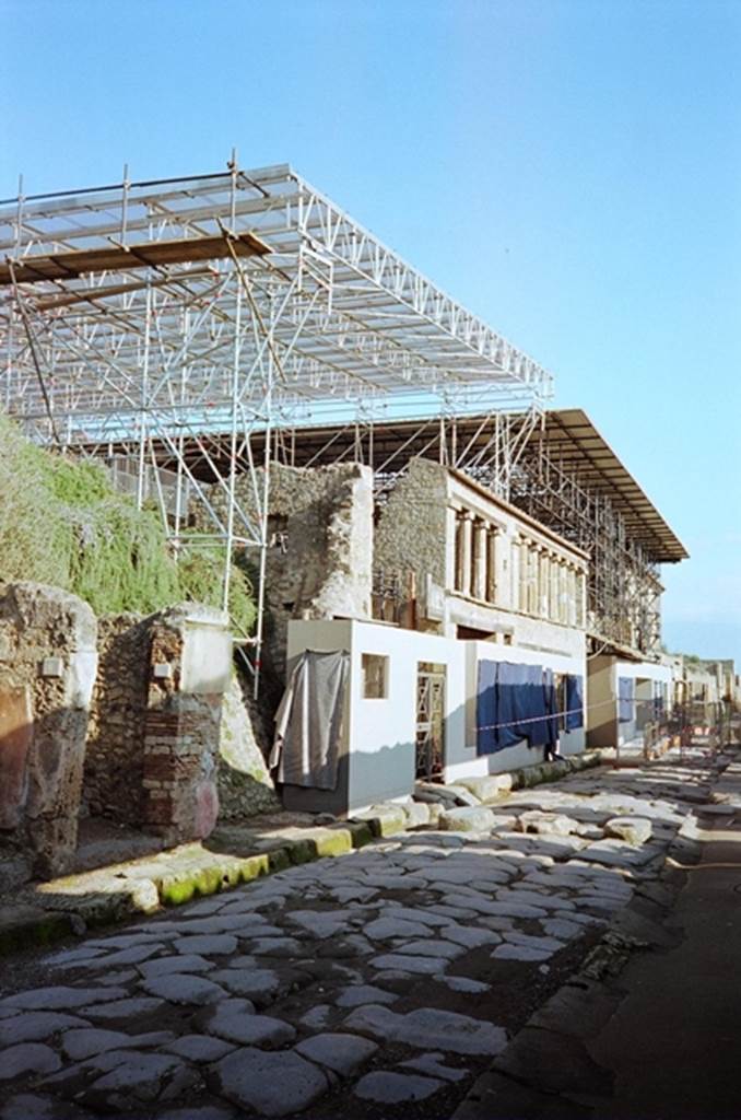 IX.12.1 Pompeii. Looking east on Via dell’ Abbondanza. January 2010.
Photo courtesy of Rick Bauer.
