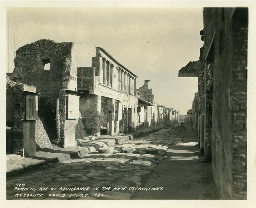 IX.12.1 Pompeii. 1932, looking east on Via dell’ Abbondanza.
Photo taken during a shore-visit from the ship Resolute’s world cruise in 1932. Photo courtesy of Rick Bauer.
(Note: the upper floor side balcony reconstruction is visible, left of centre.)