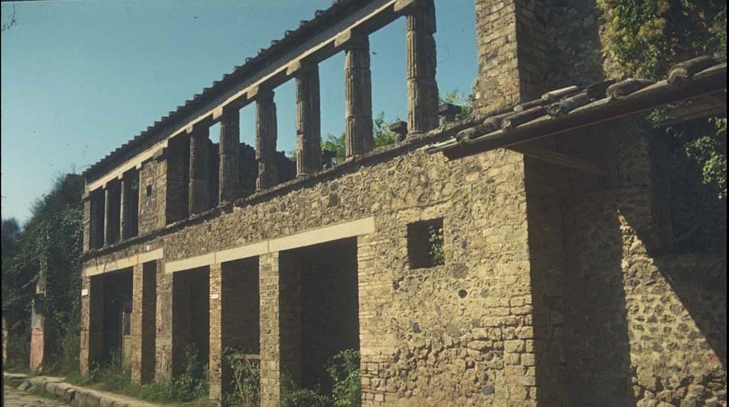 IX.12.1, IX.12.2, IX.12.3, IX.12.4, IX.12.5 Pompeii. Facade.
Photographed 1970-79 by Günther Einhorn, picture courtesy of his son Ralf Einhorn.