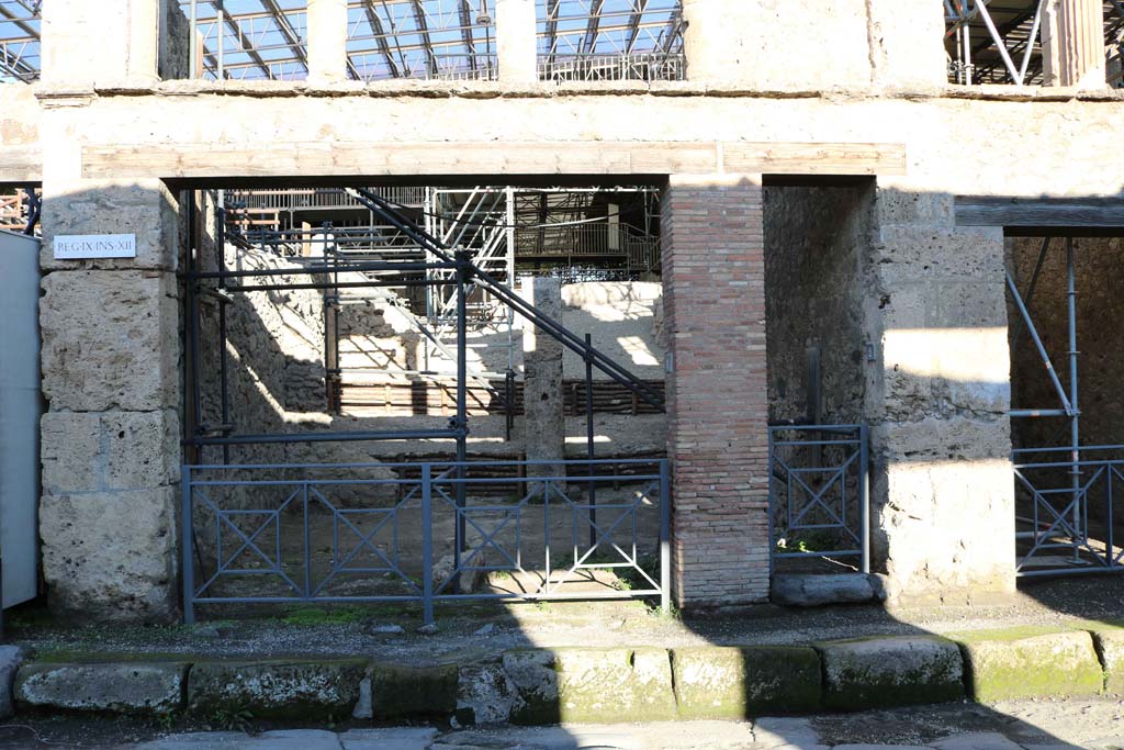 IX.12.1 Pompeii, on left, and IX.12.2, on right. December 2018.
Looking north to entrance doorways on Via dell’Abbondanza. Photo courtesy of Aude Durand.