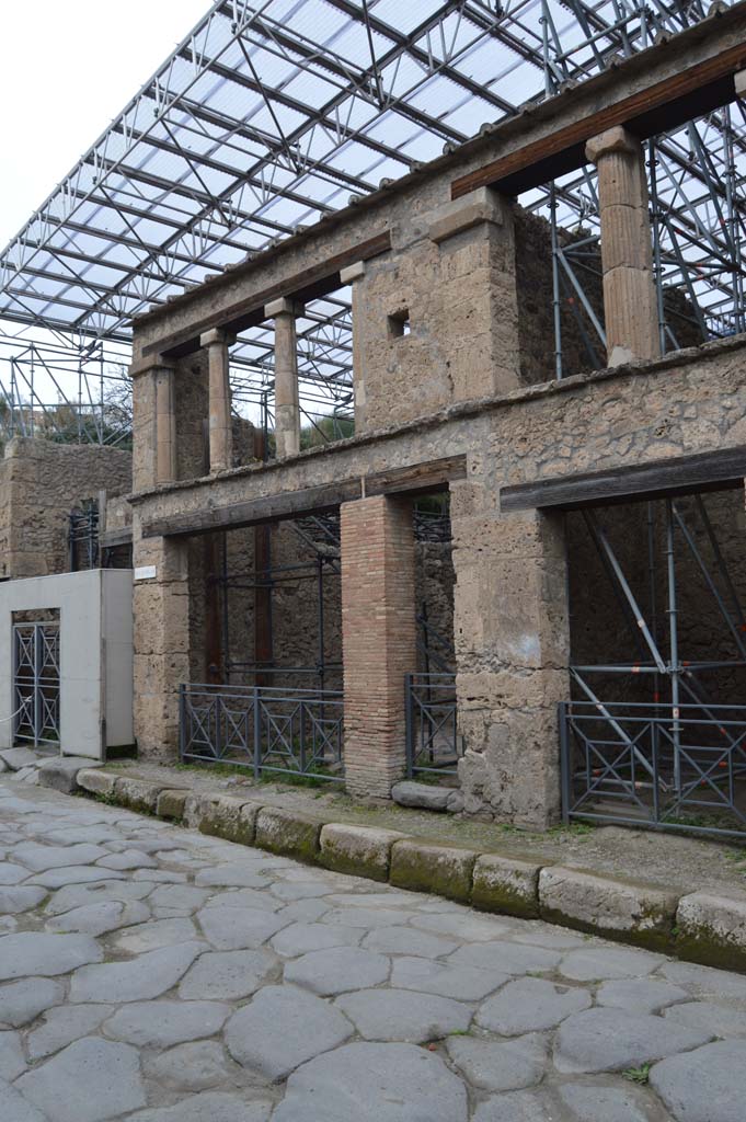 IX.12.1 Pompeii, centre left, and IX.12.2, centre right. March 2018.
Looking north-west to entrance doorways and upper floor.
Foto Taylor Lauritsen, ERC Grant 681269 DÉCOR.