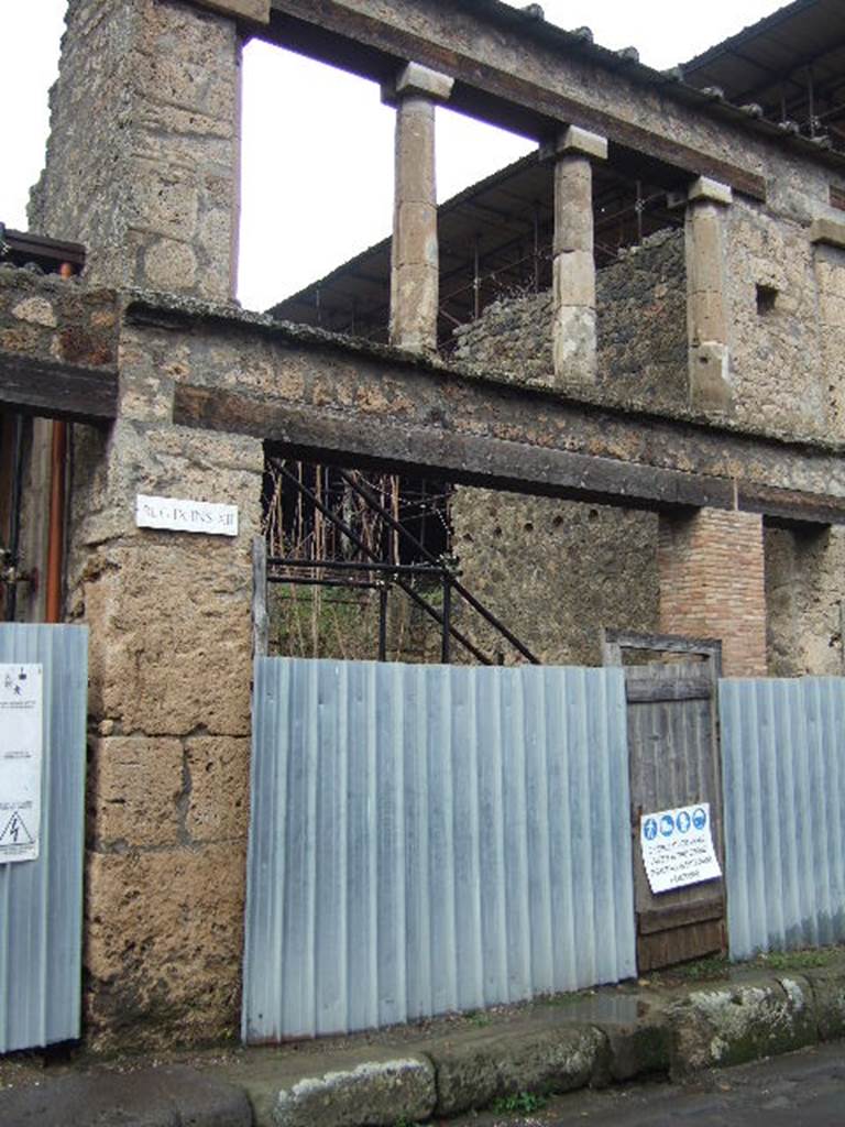 IX.12.1 Pompeii. December 2005. Entrance with columns above.
