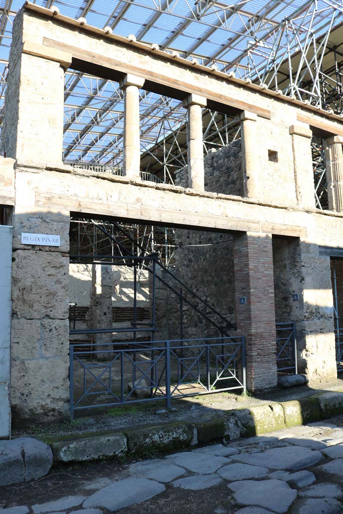 IX.12.1, Pompeii. December 2018.
Looking north to entrance doorway. Photo courtesy of Aude Durand.