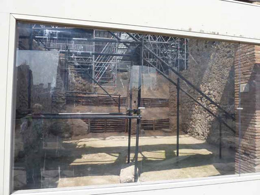 IX.12.1 Pompeii. May 2010. Entrance behind glass front.
