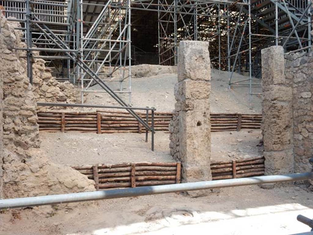 IX.12.1 Pompeii, May 2018.
Looking north from entrance doorway towards rear of room “a”, with two doorways to rear rooms “b” and “c”. Photo courtesy of Buzz Ferebee.