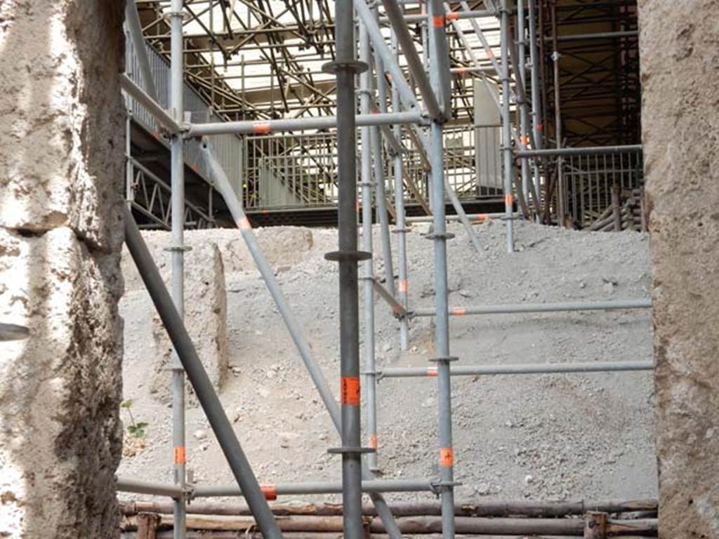 IX.12.1 Pompeii, May 2018.
Looking north through doorway to rear room “c”, towards pumice from entrance doorway. Photo courtesy of Buzz Ferebee.