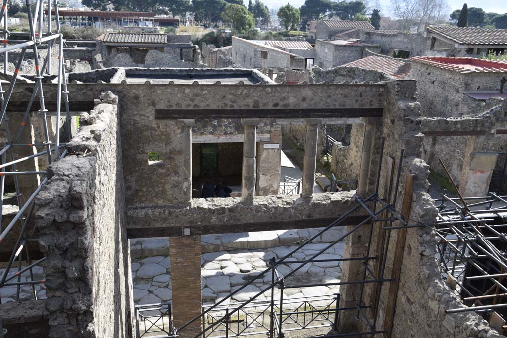 IX.12.2 Pompeii, on left, doorway to stairs to upper floor, with IX.12.1, entrance into room “a”, in centre. February 2017.
Looking south across Via dell’Abbondanza. Photo courtesy of Johannes Eber.