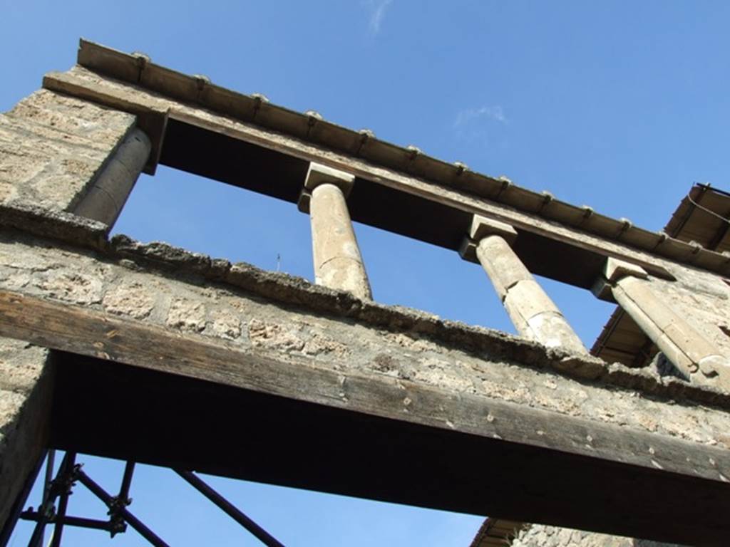 IX.12.1 Pompeii. December 2007. Upper floor with columns.